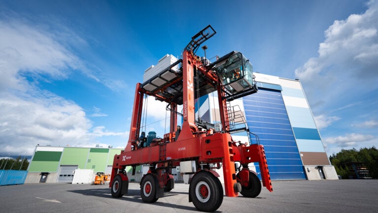 Electric Straddle Carrier Charge Family