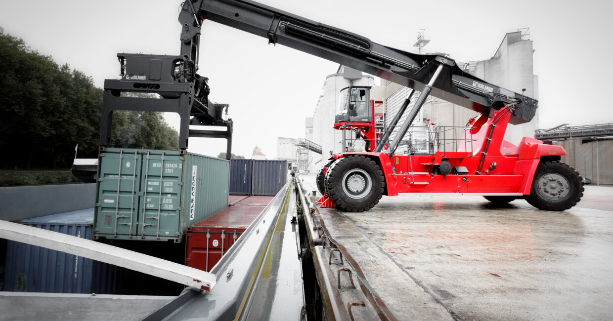 Kalmar Gloria upgrades barge handling in a Vietnamese port
