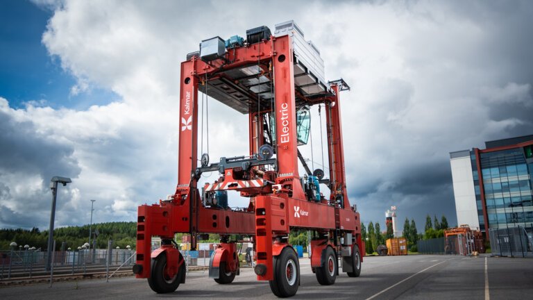 Straddle carriers